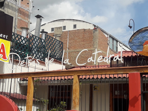 Detrás de la Catedral